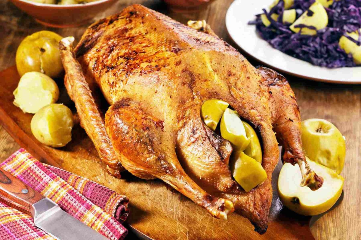 Утка запеченная в духовке с яблоками