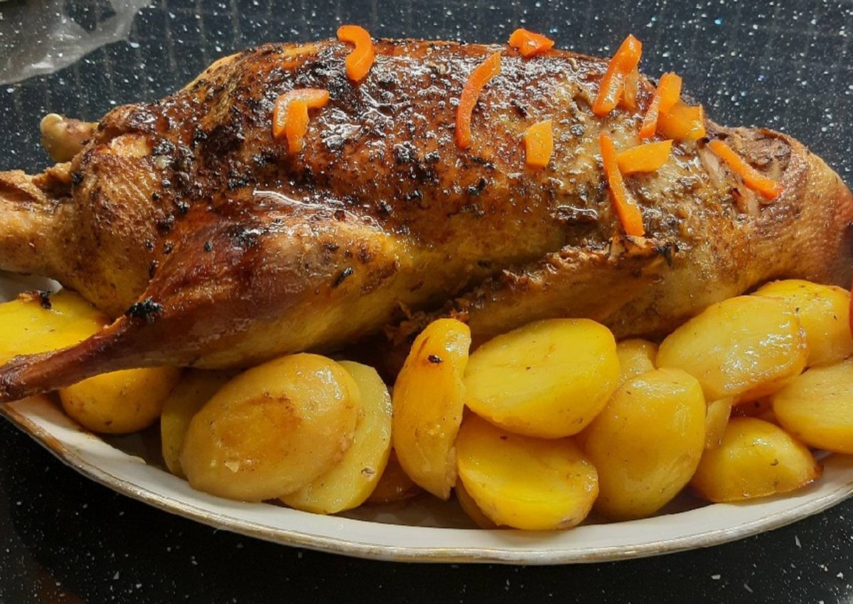 Жареный Гусь на тарелке