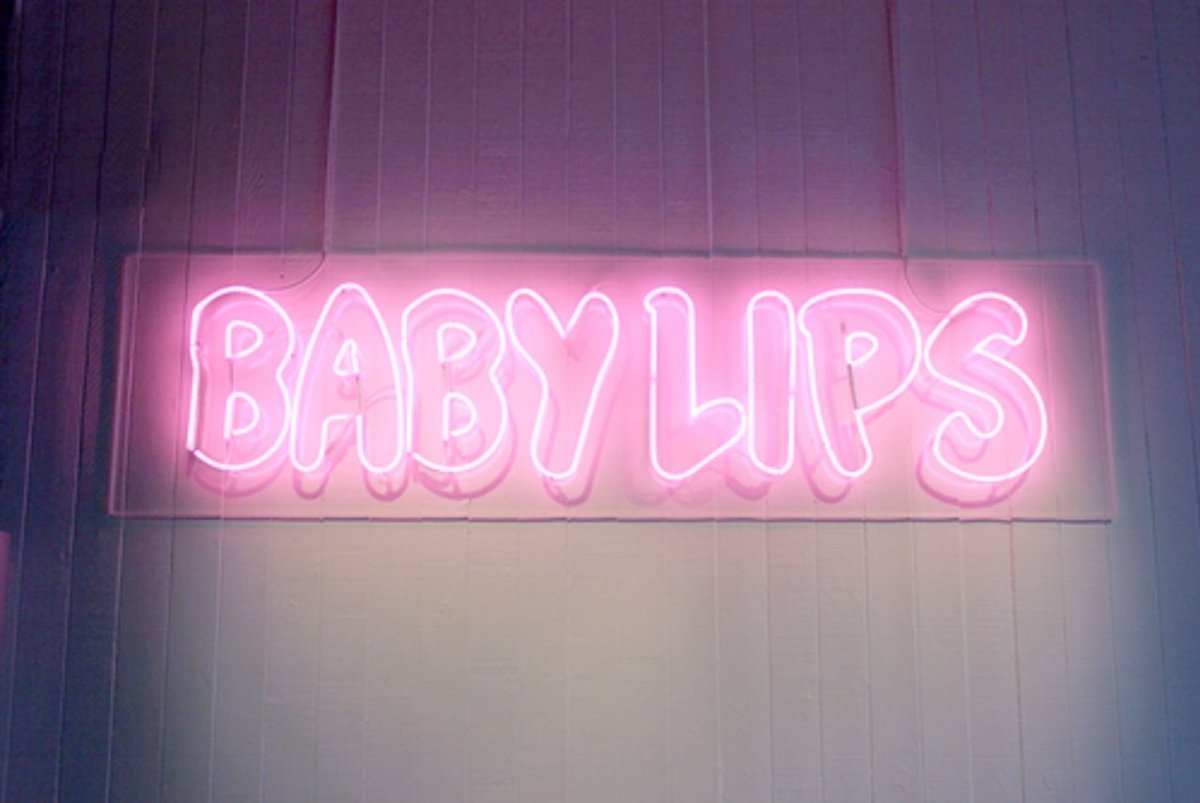 Неоновая надпись розовая