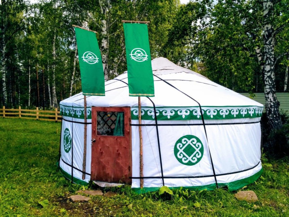 Юрта на белом фоне