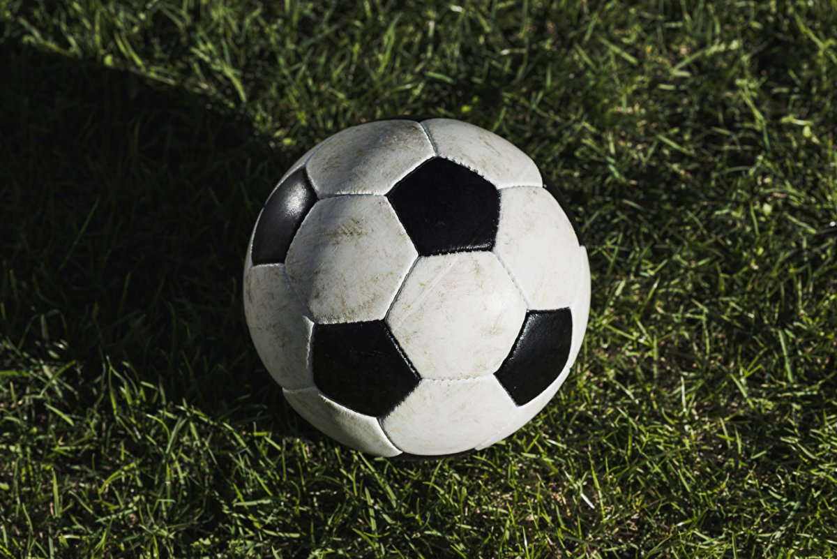 Нарисовать футбольный мяч