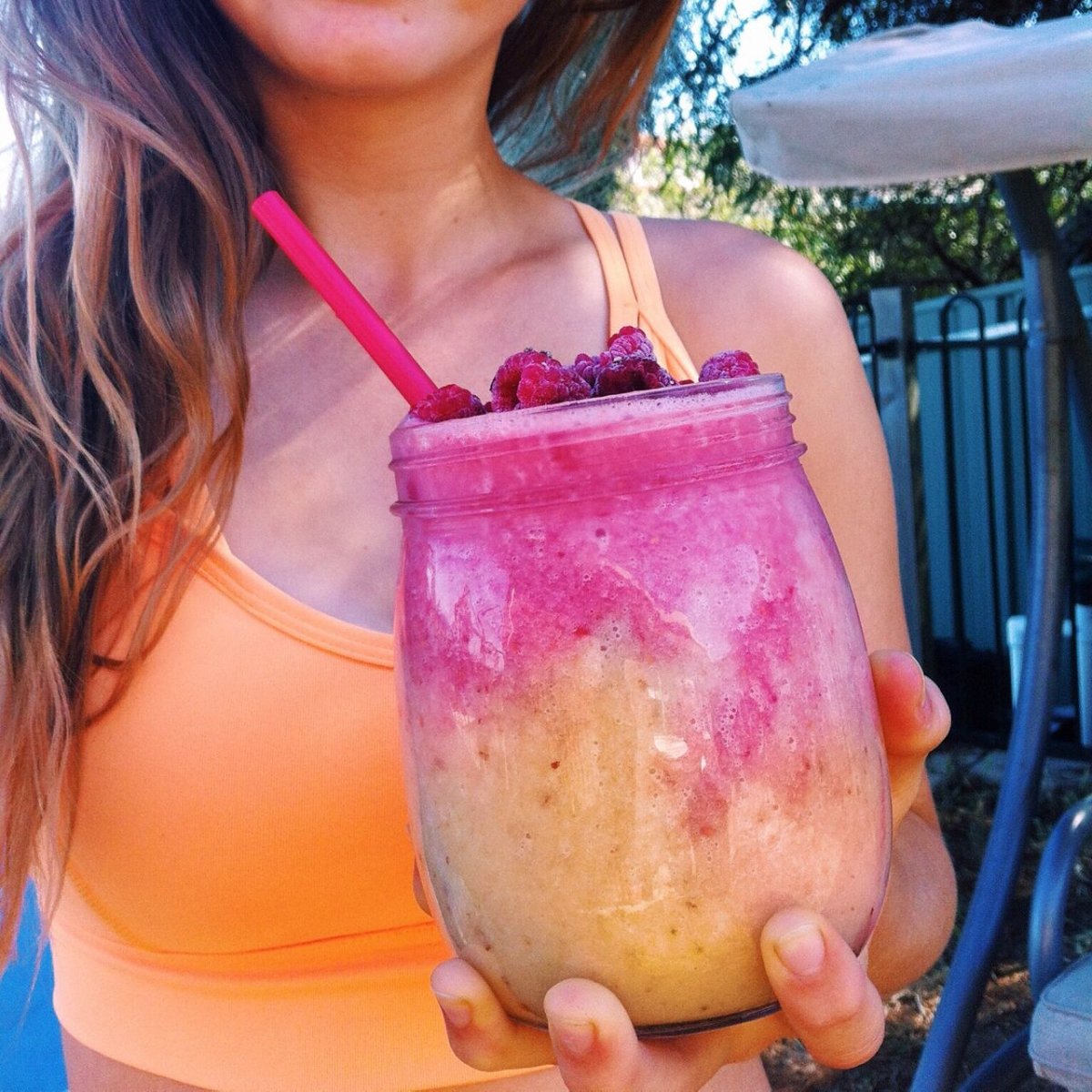 Смузи в руках у девушки
