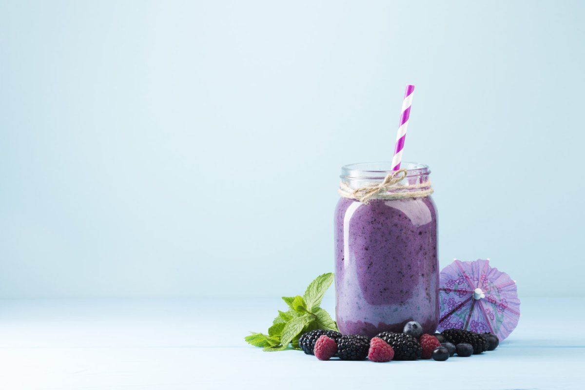 Смузи в руке