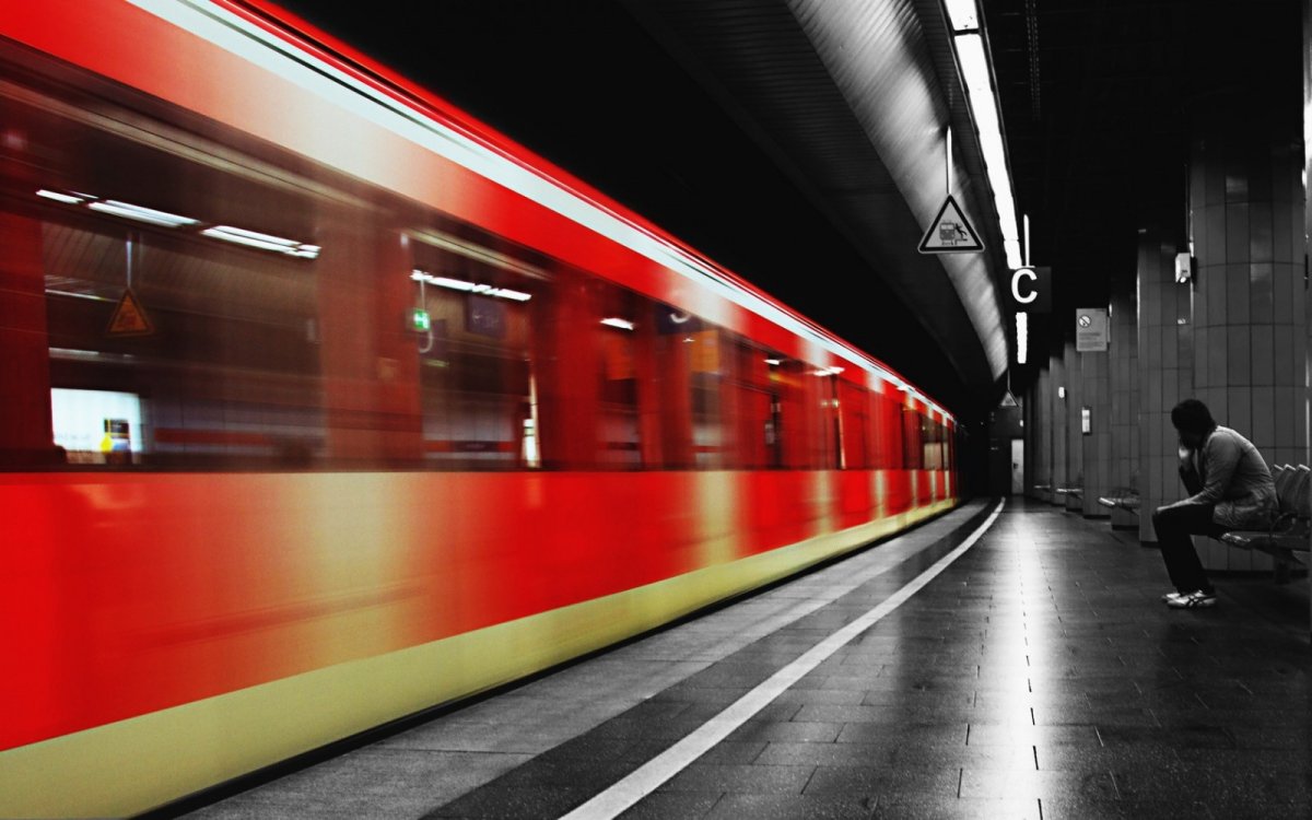 Человек на фоне поезда метро