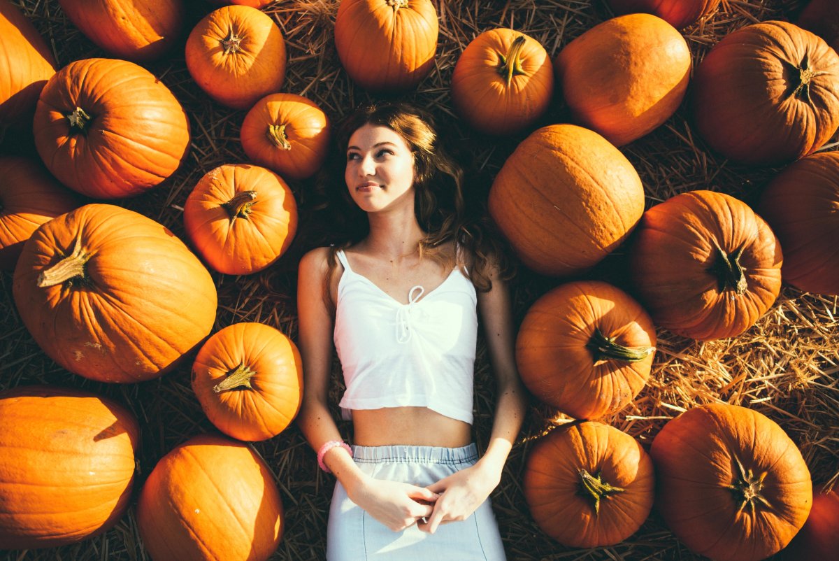 Девушка с тыквой