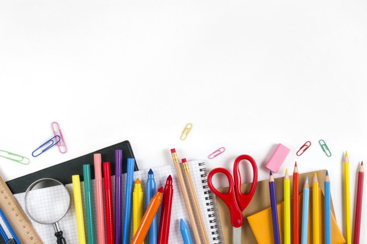 Канцелярские принадлежности на прозрачном фоне