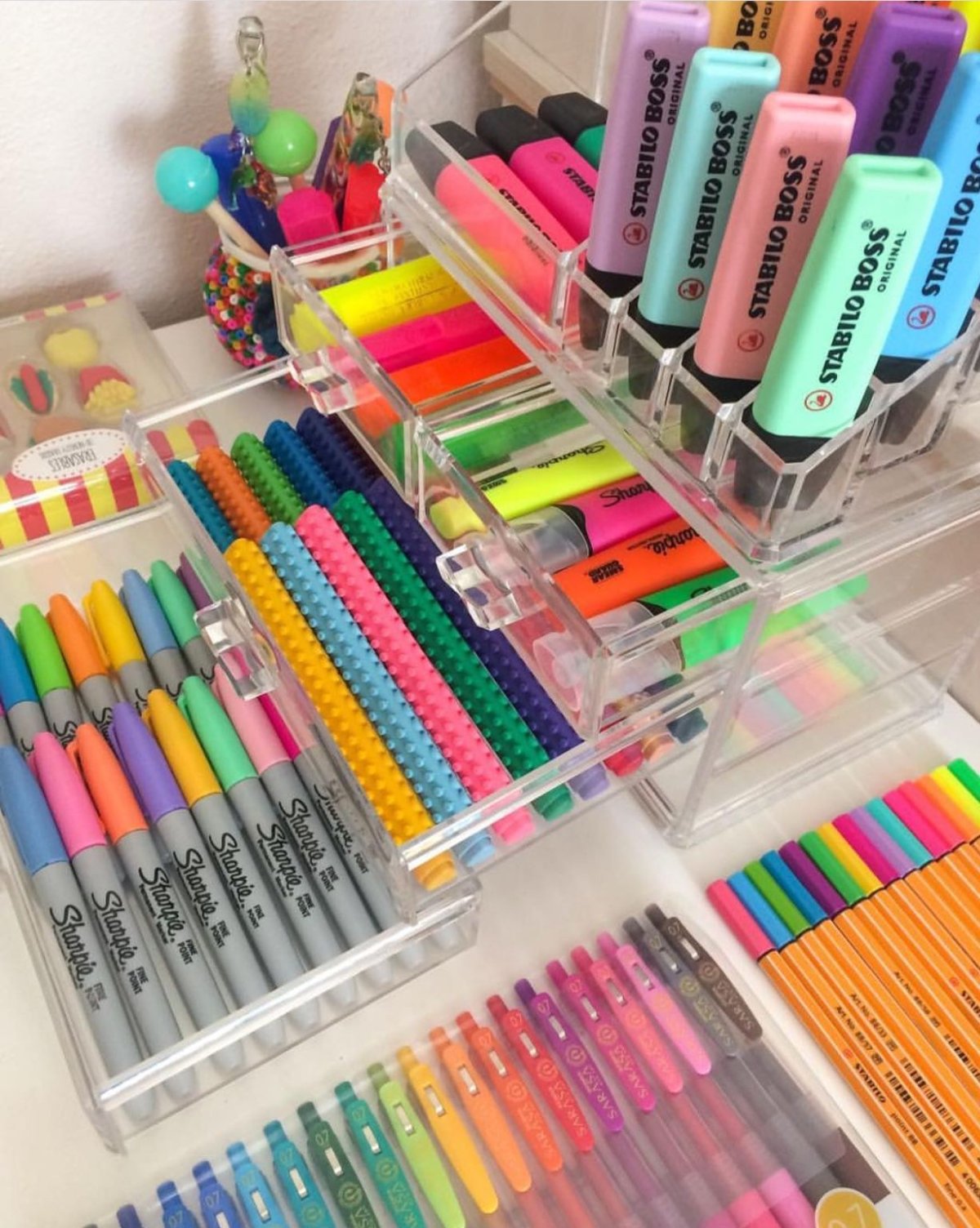 Много канцелярии