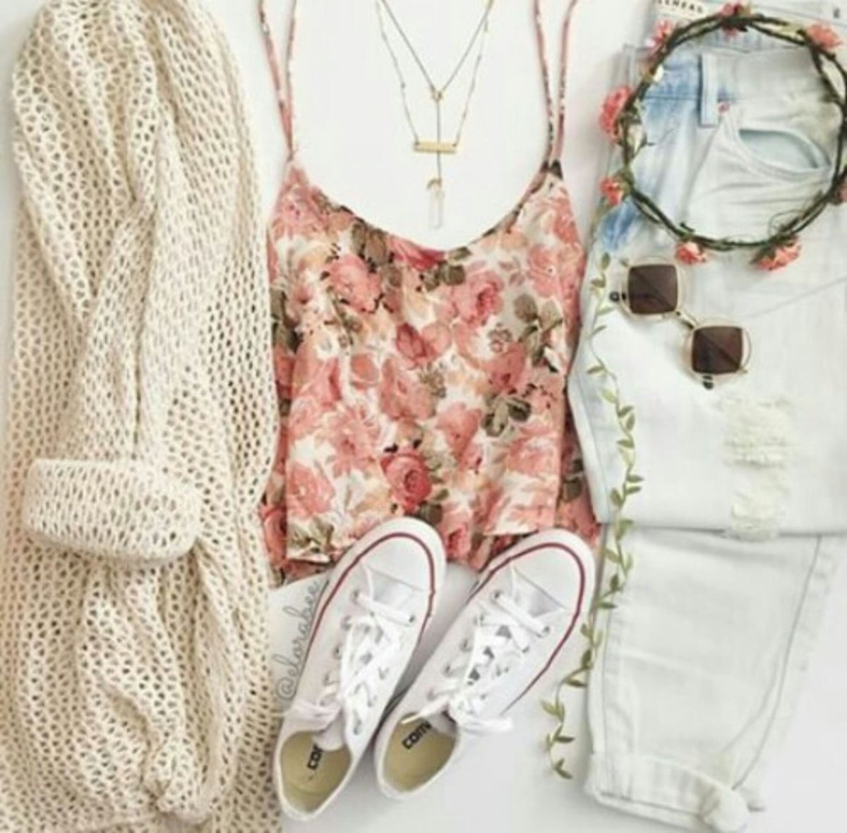 Милый комплект одежды для девушки