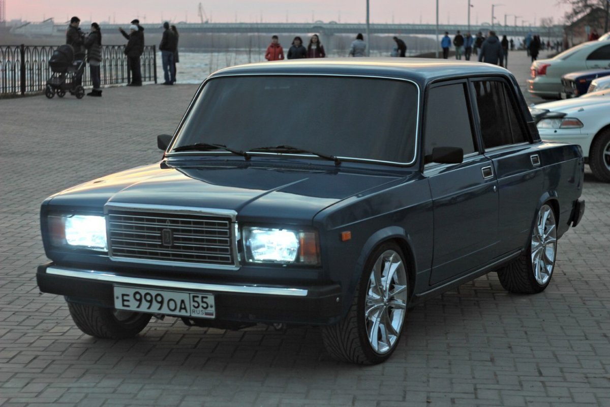 ВАЗ 2107 черный р17