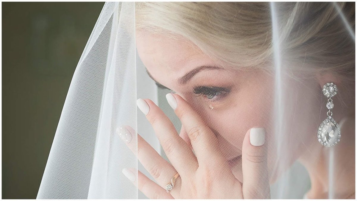 Невеста плачет на свадьбе