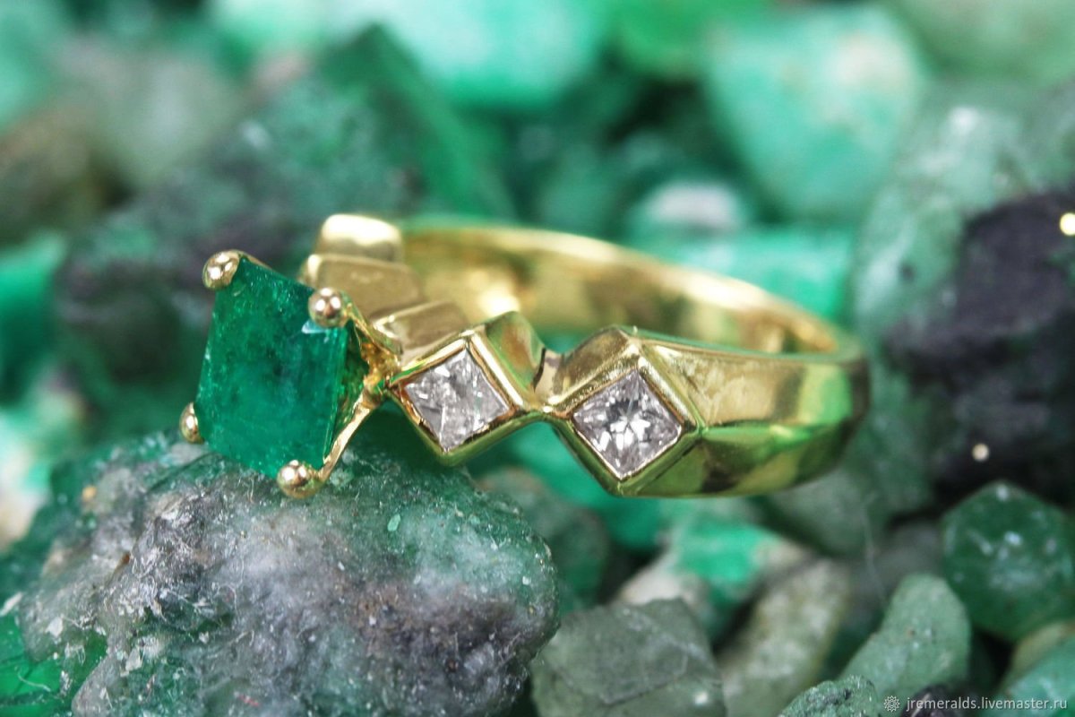 Диамант кольцо с изумрудом