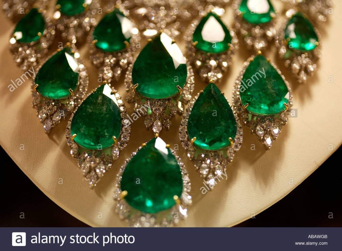 Красивые и дорогие украшения зеленые