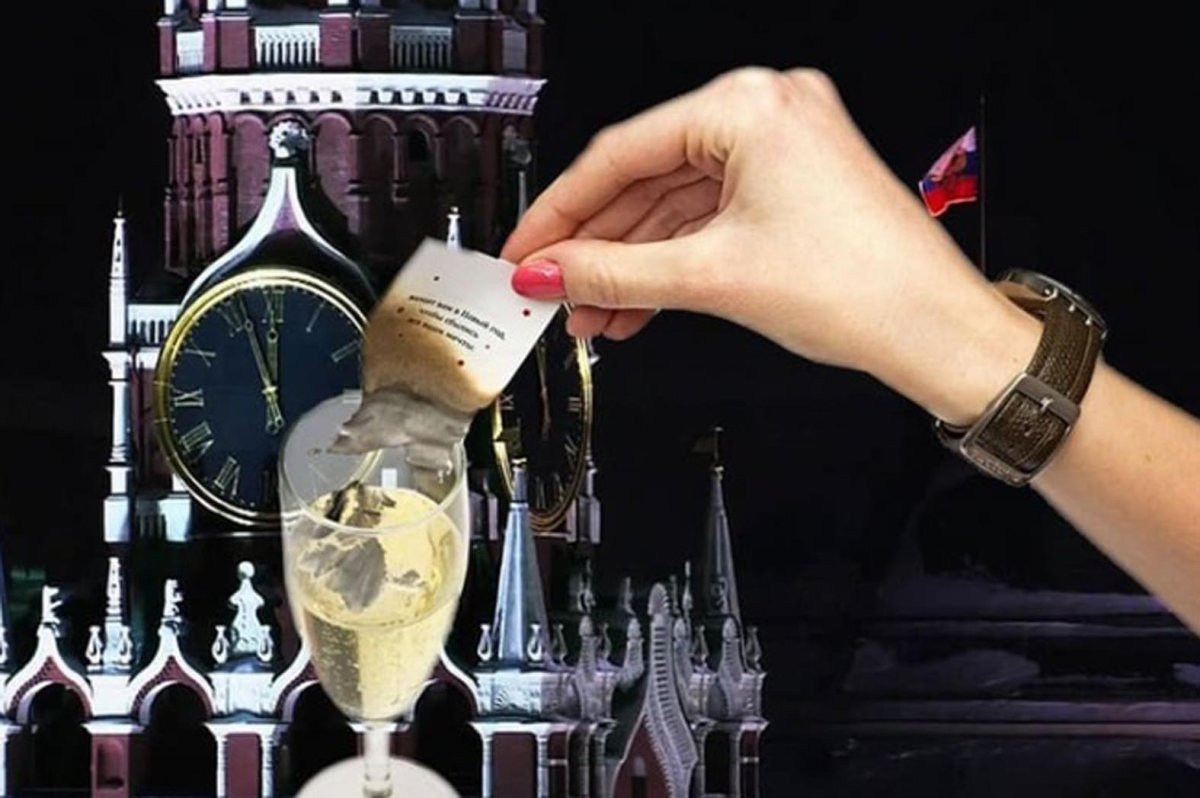 Кремлёвская башня с часами на белом фоне