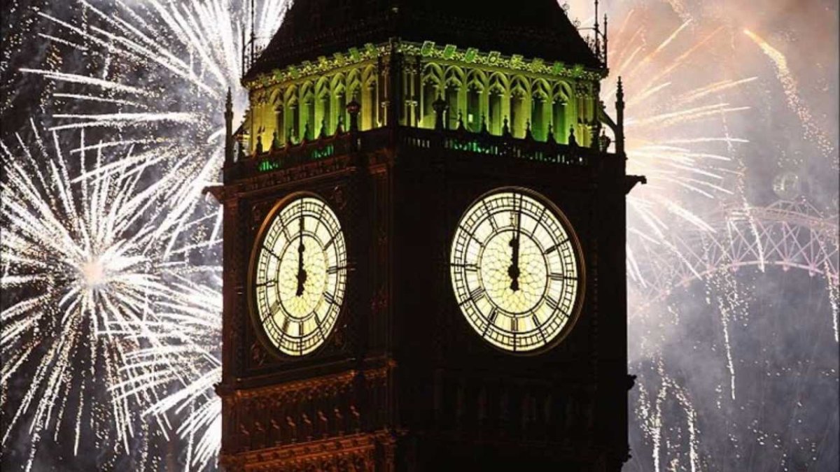 Куранты на Спасской башне Московского Кремля 12 часов