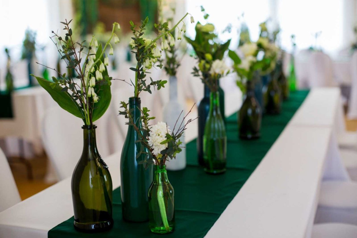 Изумрудные композиции посуды