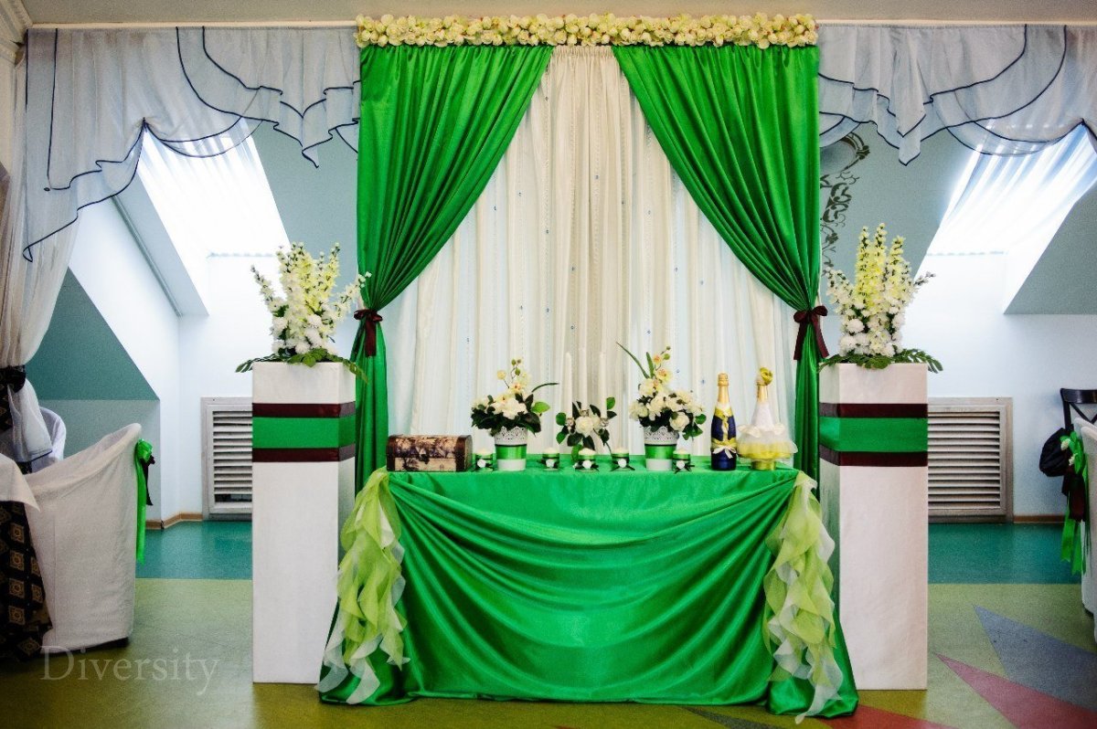Декор свадебного зала в зеленом цвете