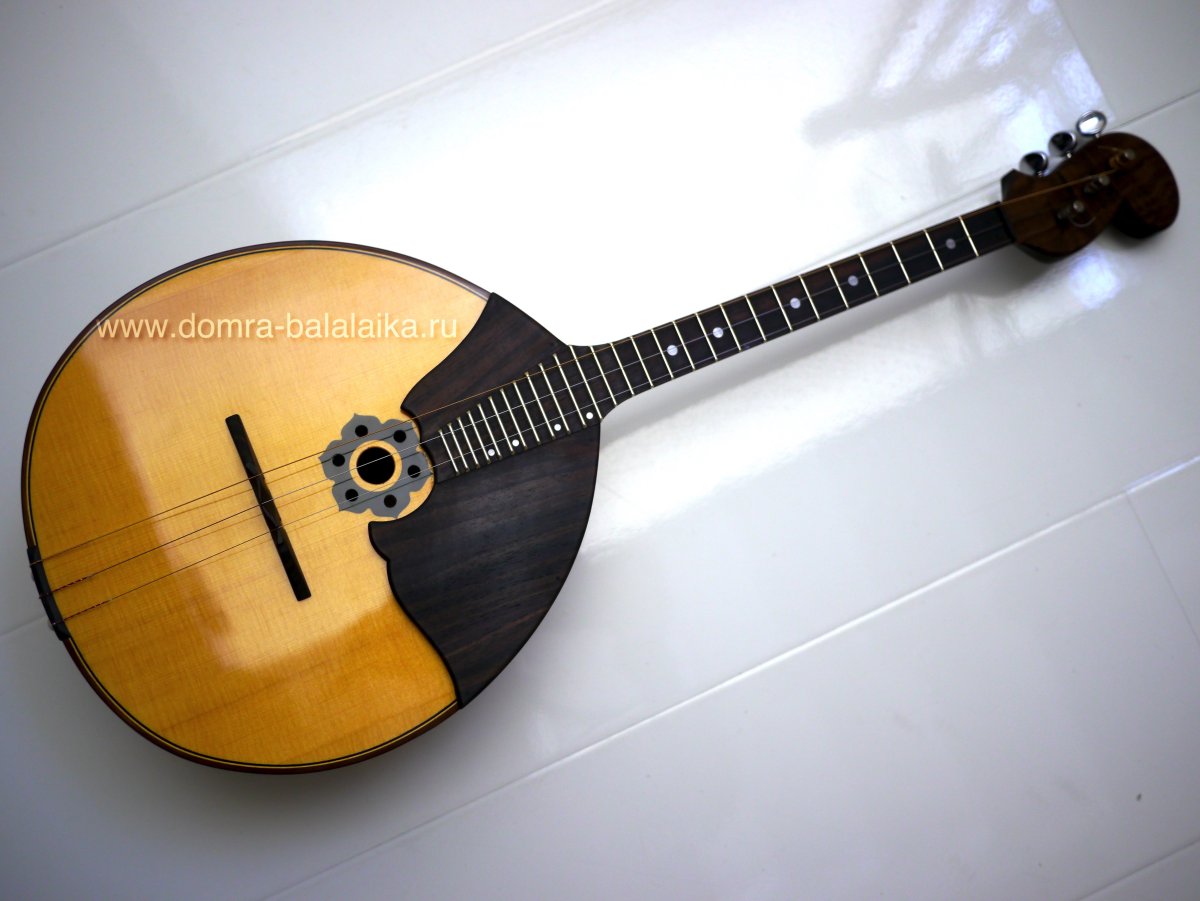Домра трехструнная