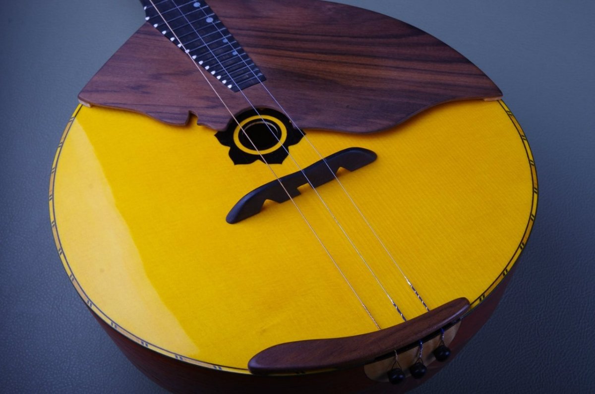 Домра малая, трёхструнная