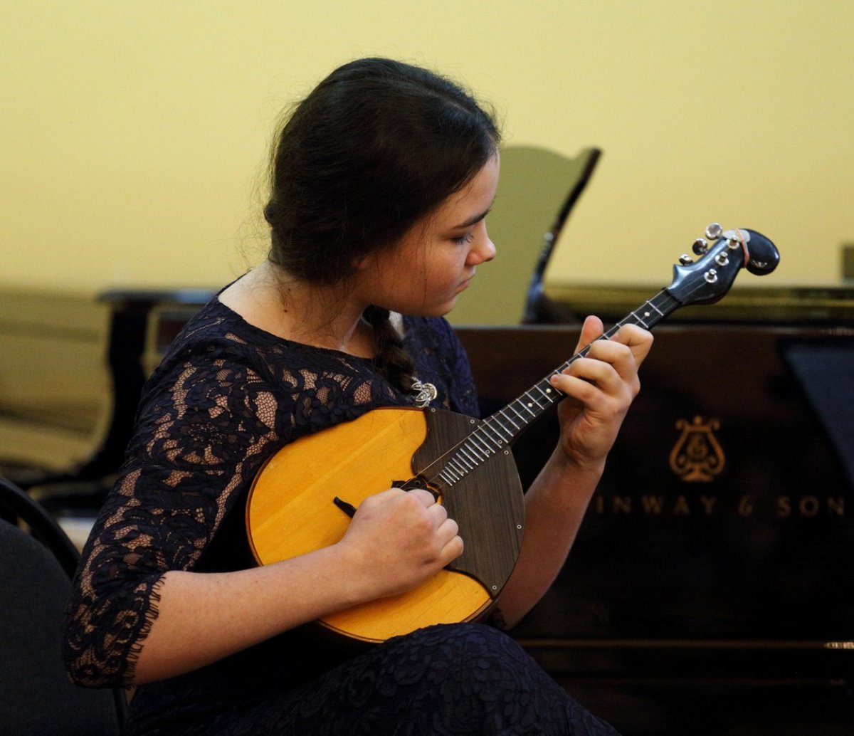 Человек играющий на домре