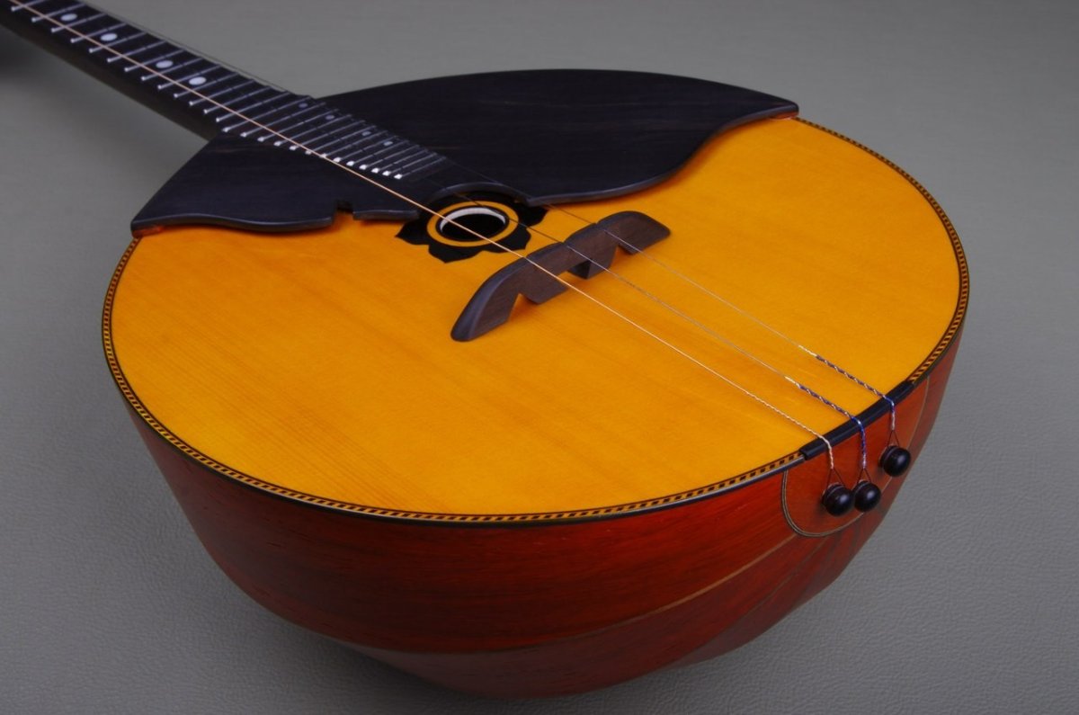 Домра струнный музыкальный инструмент