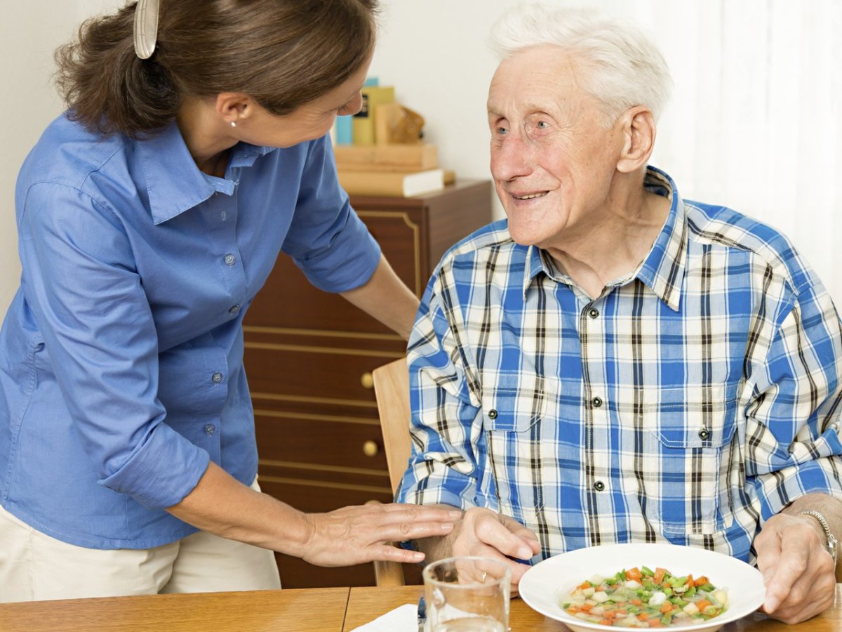 Пожилой человек и социальный работник