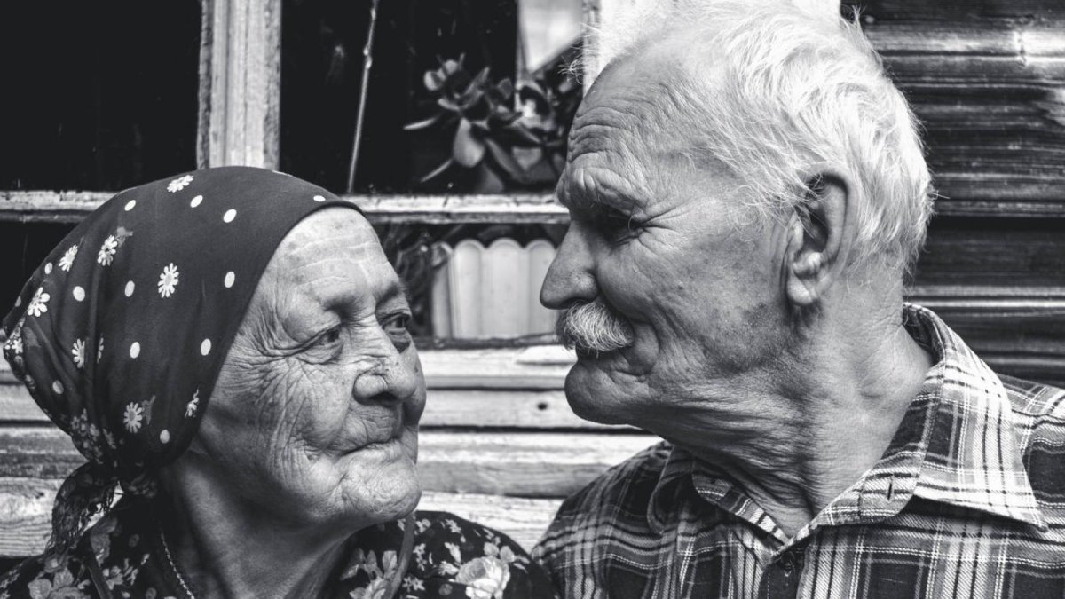 Старенькие бабушки и дедушки