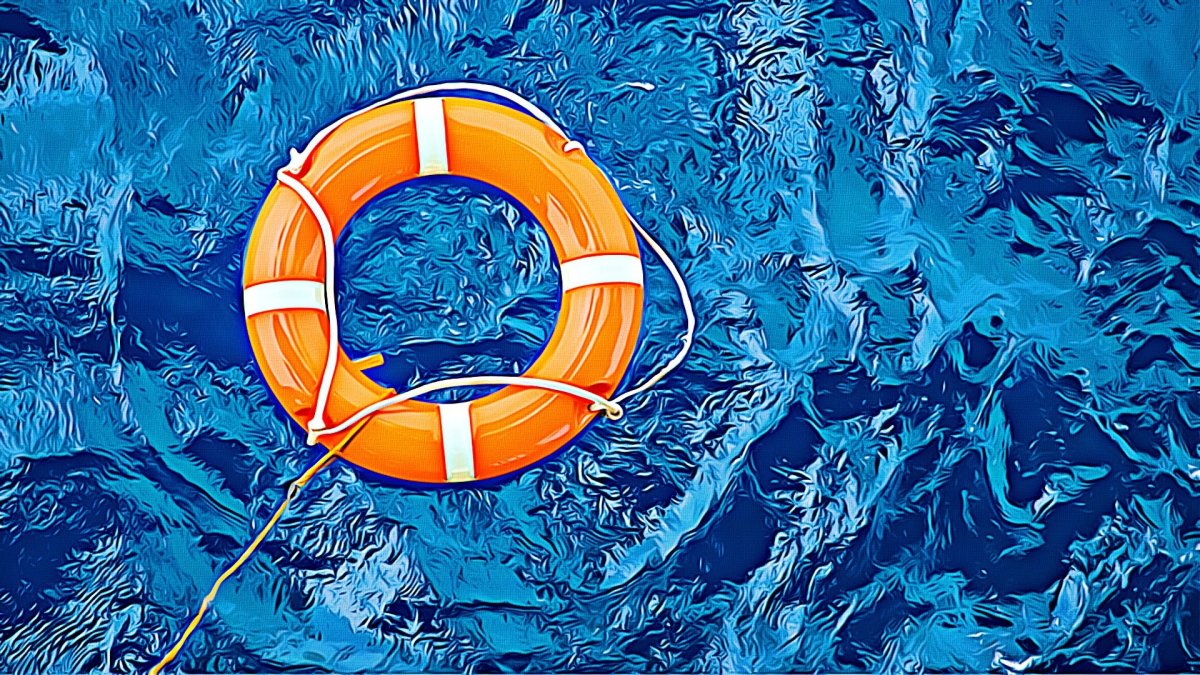 Спасательный круг на воде