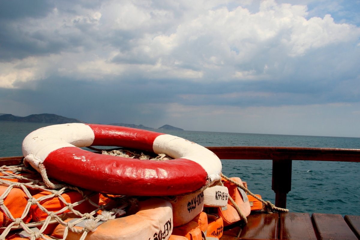 Спасательный круг на воде