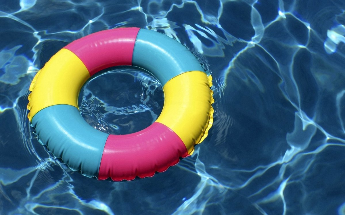 Спасательный круг на воде