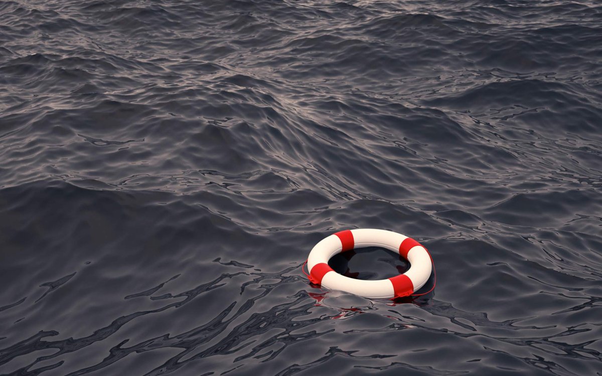 Спасательный круг на воде