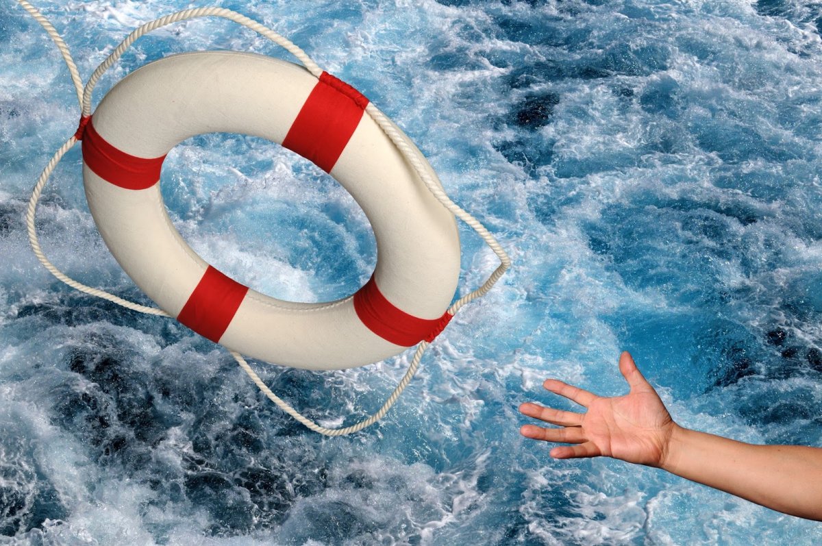 Спасатели на воде на пляже