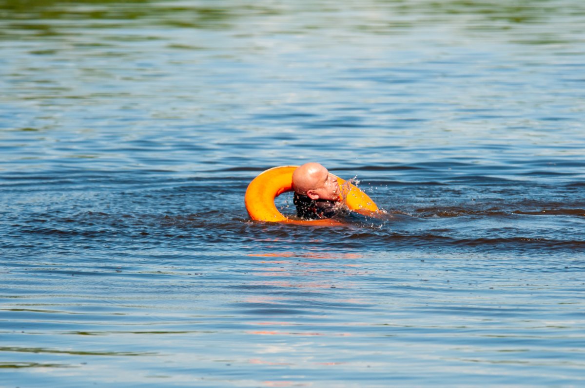 Спасательный круг на воде