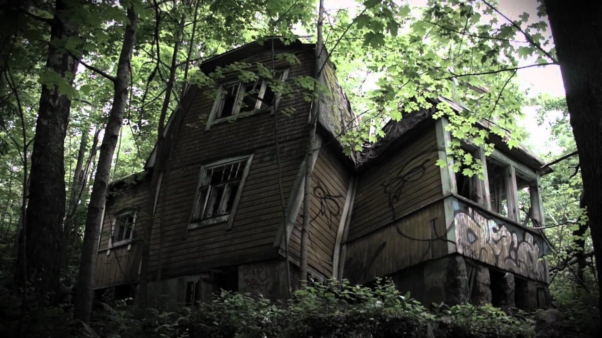 Заброшенный деревянный дом