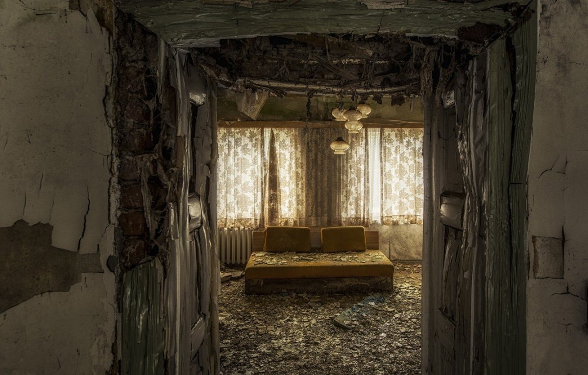 Кровать в заброшенном доме