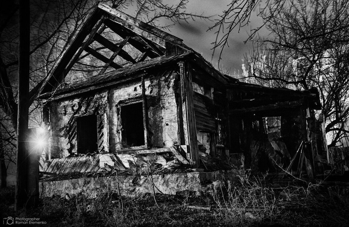 Разрушенный деревенский дом