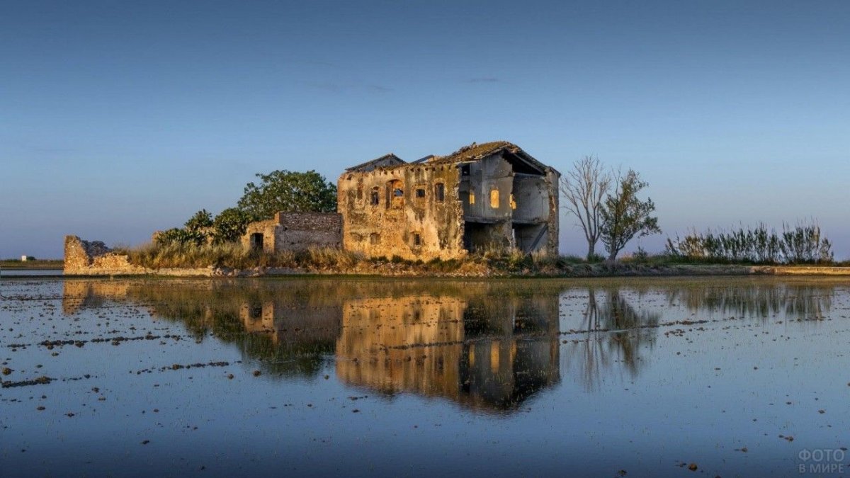 Заброшенный домик у озера