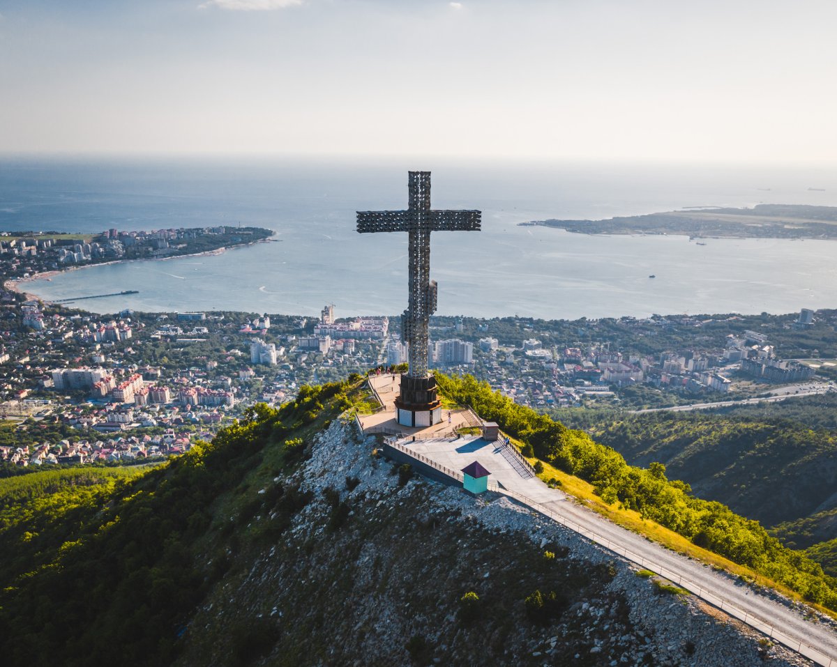 Поклонный крест в Геленджике на горе