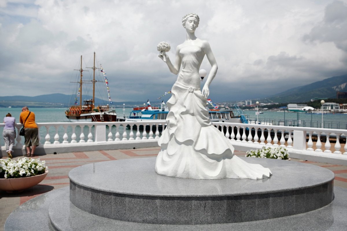 Белая невесточка, Геленджик, улица Ленина