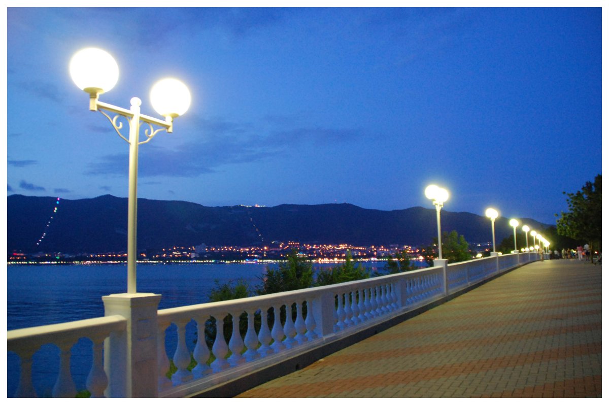 Ночная набережная Геленджика