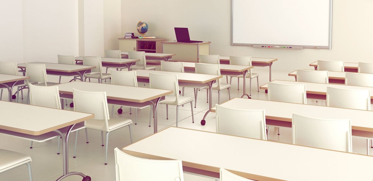 Школьная парта на фоне класса