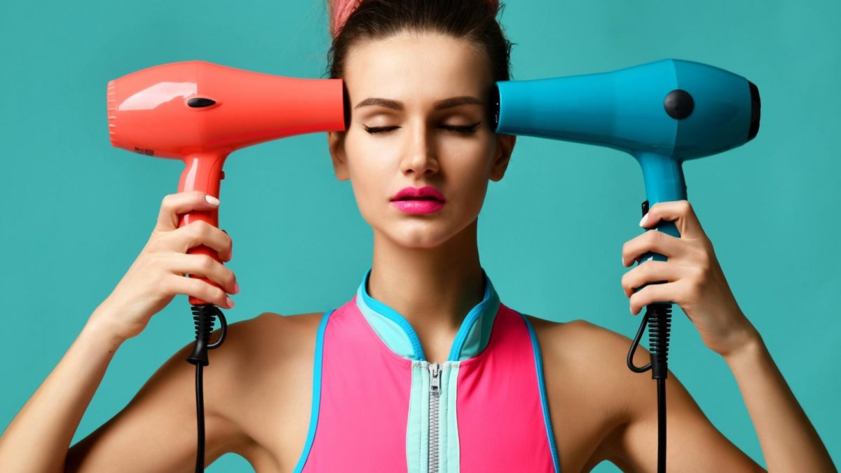 Девушка с феном смешная