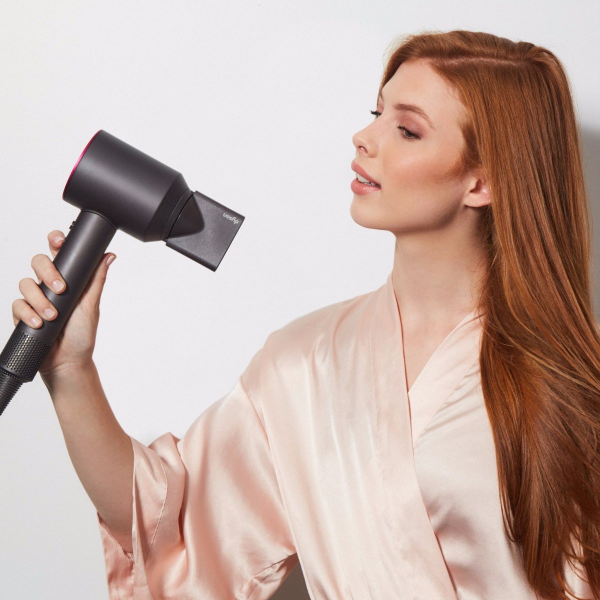Девушка сушит волосы