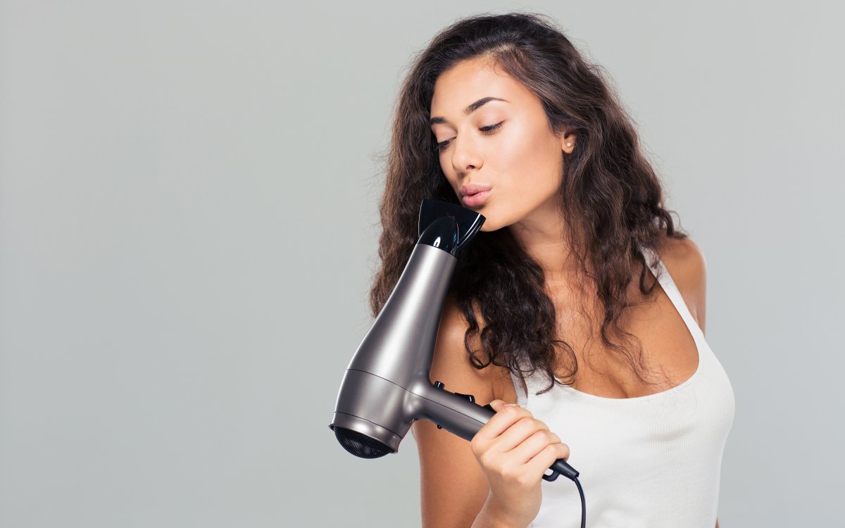 Девушка с феном