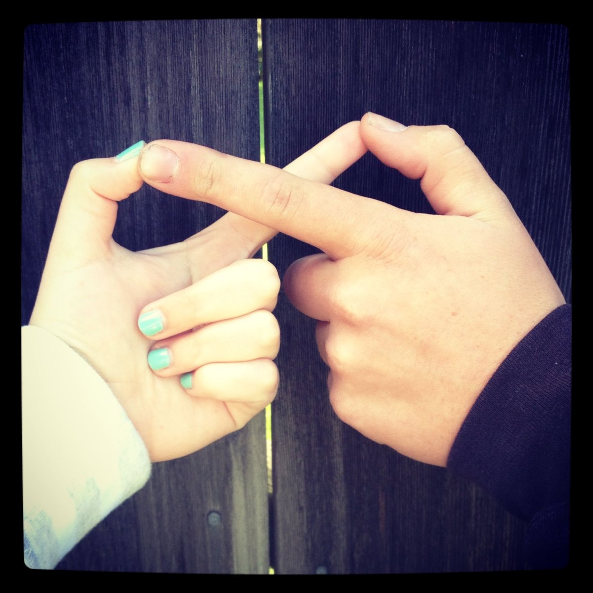 Знак бесконечности из пальцев