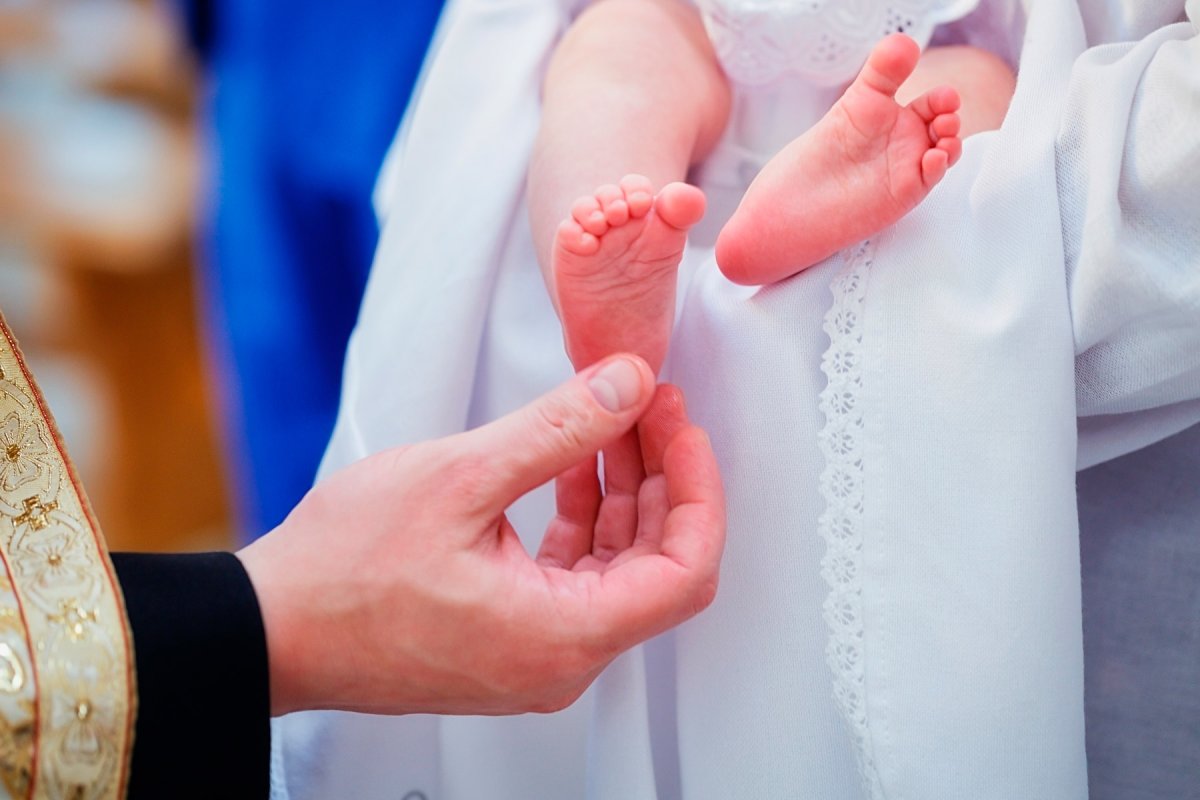 Крещение младенца за ногу