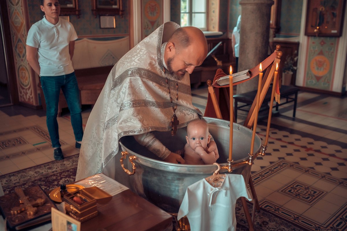 Крещение младенца на Кубани