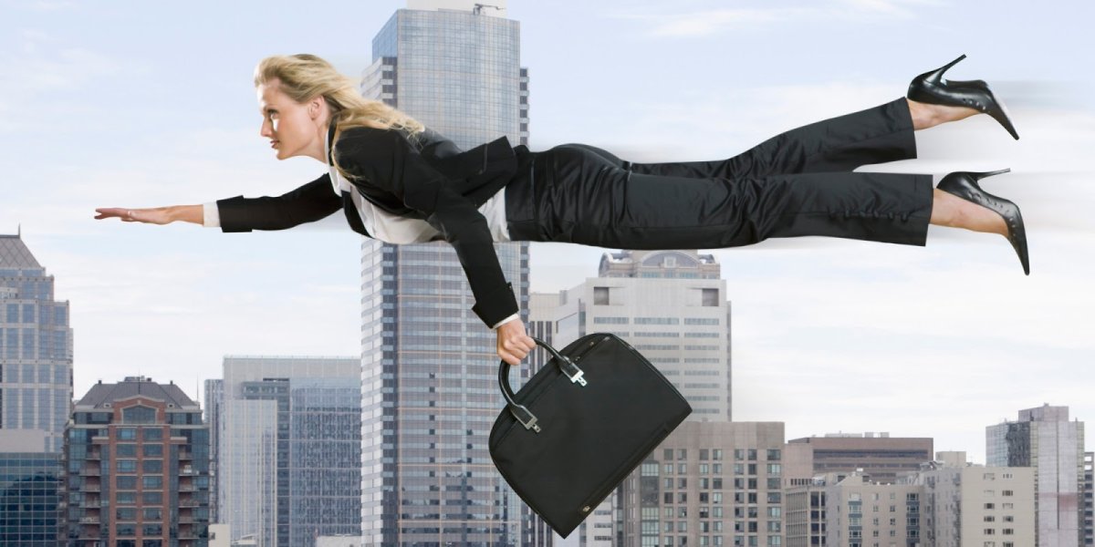 Люди спешат на работу