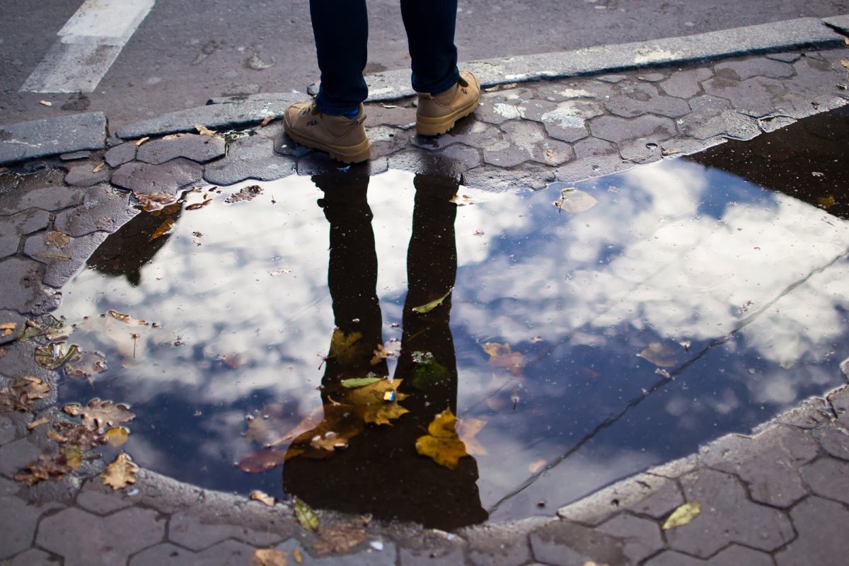 Отражение неба в луже