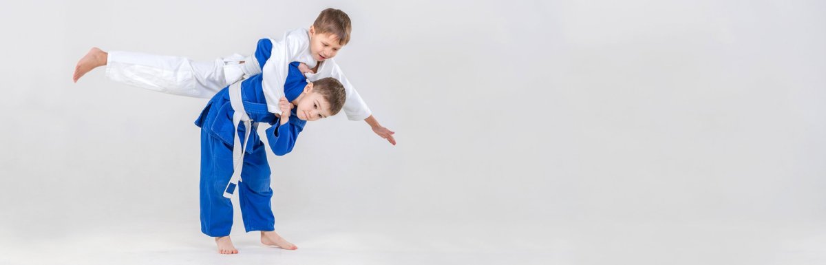 Дзюдо дети на белом фоне