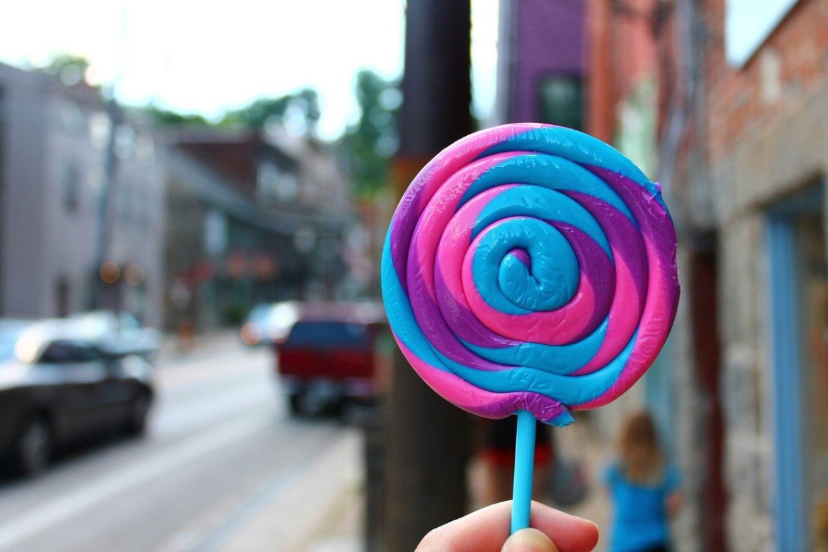 Сладости на желтом фоне